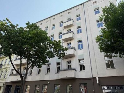 Gelegenheit aus Insolvenz: Dachgeschossrohling und Remise zum Ausbau in Kiezlage