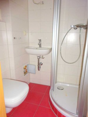 2-Zimmer-Wohnung im 1. OG * inklusive kleine Küchenzeile