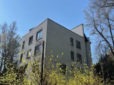 Schöne Wohnung (1.OG) in guter Lage mit großem Balkon und Aussicht in den tollen Garten....