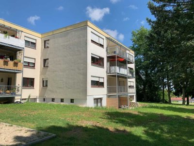 Großzügige 3,5-Zimmer-Erdgeschosswohnung mit Balkon, Gartenanteil & Garage