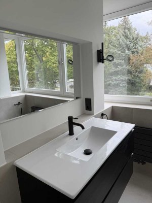 Wohnen im Grunewald, mit drei Zimmern und großem Balkon - EBK, Gerage  uvm.