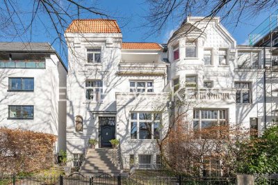 Charmante Stadtvilla am Isebekkanal mit großem Garten und Stellplätzen