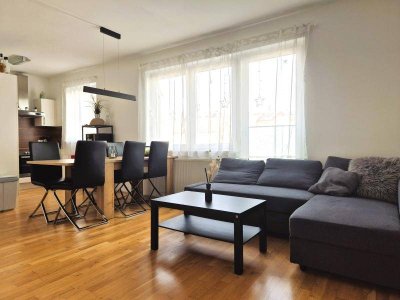 Palais Bismarck! Sonnige 4-Zimmer-Wohnung mit Balkon, 80 m² WNFL, Küche möbliert! WG-geeignet! Landstraßennähe!