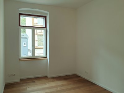 Berufstätigen 3er WG in sanierter Altbauwohnung / Balkon & Terrasse / 2 Bäder/  4 Zimmer / 107 m2