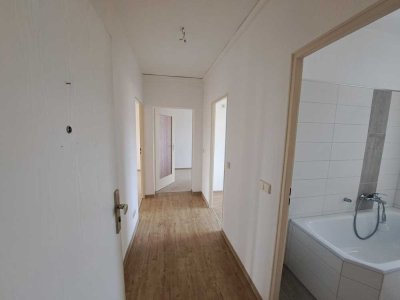 3-Raumwohnung mit Balkon und neu gefliesten Bad!