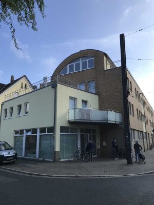 Schöne Dachgeschosswohnung mit dreieinhalb Zimmern und Balkon in Hannover
