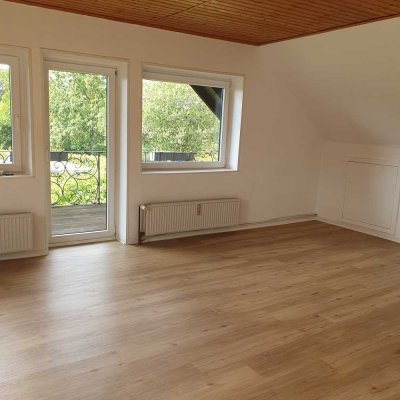 ruhige 80 qm große Wohnung mit zwei Balkonen ab sofort frei
