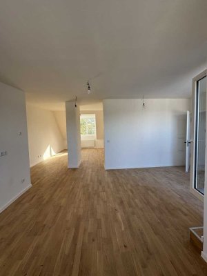 Frisch ausgebaut: 2-Raum-DG-Wohnung mit gehobener Innenausstattung und Terrasse in Spandau