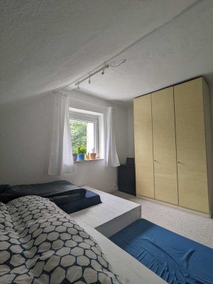 Günstige 1-Zimmer-DG-Wohnung in Krefeld