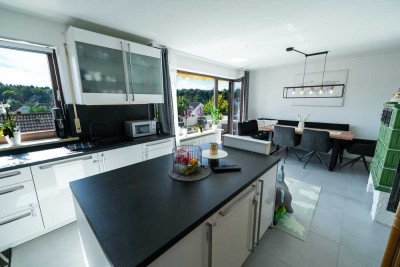 Zwei Ebenen voller Licht & Wärme:  Maisonette mit Galerie & Kachelofen