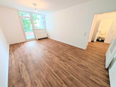 **Was will man mehr? +Balkon +frisch gestrichen +Laminat +modernes Badezimmer**