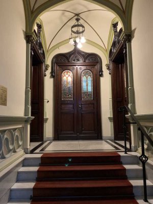 Jugendstil Dachgeschosswohnung mit vier (4,5) Zimmern, 3 Zinnentürmchen, Terasse & Einbauküche in MG