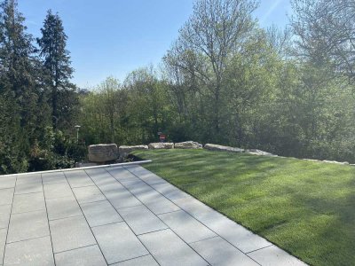 Ihren sonnigen Garten in Kürze genießen: 2.5 Zi Neubau