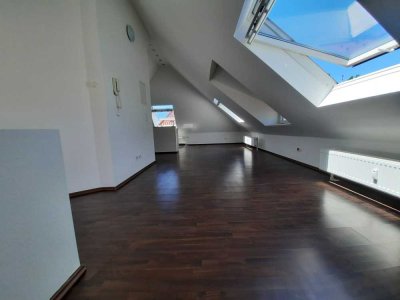 Moderne, lichtdurchflutete 2-Zimmer-DG-Wohnung mit EBK in Stuttgart-Untertürkheim