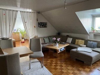 Top gepflegte 91m² DG-Wohnung in Rheinnähe – Parkett & Balkon