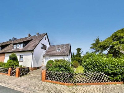 Doppelhaushälfte mit ausgebautem Dachgeschoss und Vollkeller auf einem 815 m² großen Grundstück!