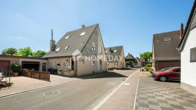 Viel Raum, Charme & Möglichkeiten – DHH mit Pool, möglicher Einliegerwohnung & großer Garage
