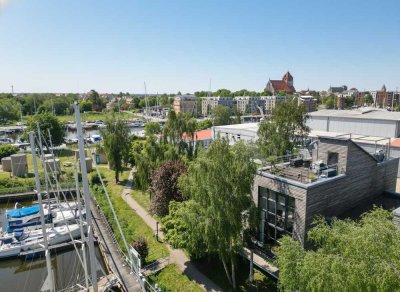 Marina-Blick und große Dachterrasse: Maisonette-Wohnung im Holzteichquartier
