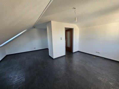 N-Kleinreuth, charmante, derzeit freistehende 2-Zi-Dachgeschosswohnung mit EBK und Tageslichtbad