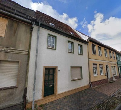 Handwerkerobjekt in Jeßnitz – Reihenhaus mit ausbaufähigem Dachgeschoss