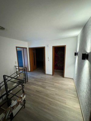 Stilvolle 4-Zimmer-Maisonette-Wohnung mit Balkon und EBK in Frankfurt am Main