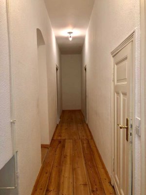 Bezugsfreie 2 Zimmer Altbau Wohnung mit Möglichkeit auf 3 Zimmer zu erweitern - Samariter-Kiez.