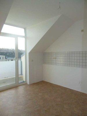 Toller Balkon an der Küche - Laminat - Tageslichtbad mit Badewanne