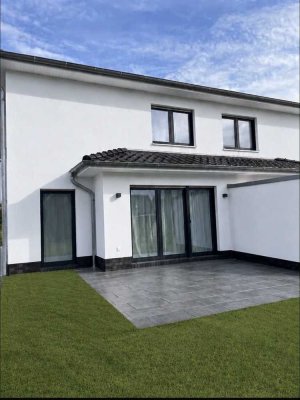 Moderne Doppelhaushälfte (BJ 2020) mit Garten, Einbauküche und Gartenhütte zu vermieten