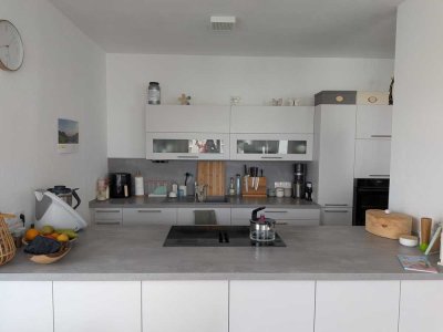 Neuwertige 3-Zimmer-Wohnung mit offenem Wohn-Essbereich, EBK und sonnigem Balkon