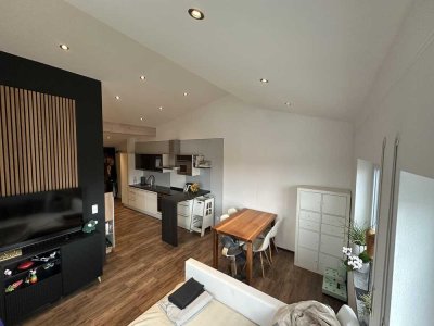 Stilvolle 1,5-Zimmer-DG-Wohnung mit Balkon und außergewöhnlicher Raumhöhe