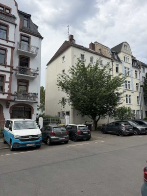 GEMÜTLICHE TEILMÖBLIERTE 1-ZIMMER WHG im ERDGESCHOSS mit BALKON in FRANKFURT BORNHEIM zu VERMIETEN