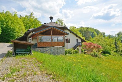 Idyllisches Anwesen mit Seeblick am Attersee: Wohnen in ruhiger Lage