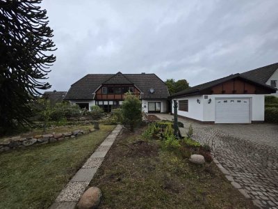 gr. Einfamilienhaus mit Kachelofen, Luxus Garten mit Teich und Garage und 2 Extra Stellplätzen