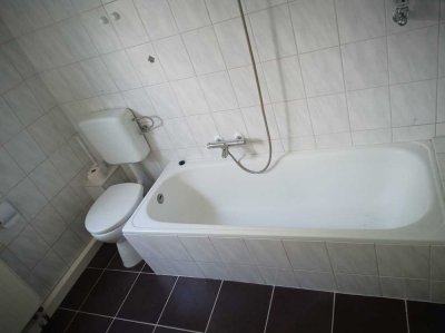 *** geräumige und zentrale 2-Zimmer Küche Bad Souterrainwohnung***