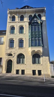 Denkmalgeschützter Altbau: 3-Zimmer-Wohnung mit Balkon