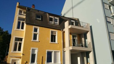 Helle sanierte Stilaltbau 4-Zimmer-Wohnung mit Einbauküche in Langen - Mitten drin