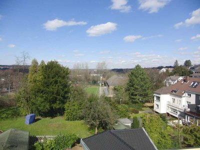 Konkurrenzlos schöne Komfort DG-Eigentumswohnung mit Kamin, Balkon , EBK etc.