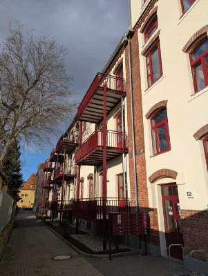 Hochparterre mit Fußbodenheizung, Balkon und EBK: 2-Zi-Wohnung im sanierten Altbau