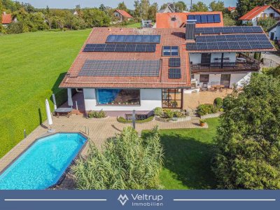 MODERNES LANDHAUS MIT HOCHWERTIGER SOLARTECHNIK, POOL UND BLICK INS GRÜNE