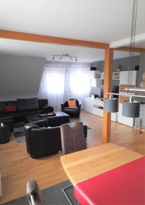 Maisonette-Wohnung mit fünf Zimmern in 2 Familienhaus, Balkon und Garten