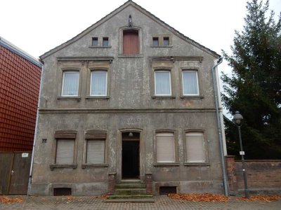 sanierungsbedürftiges Wohnhaus, separate Garage; Mindestgebot: 6.000 €; Einzelheiten s. Exposee!
