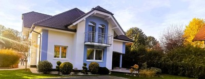 Preisreduktion! GROSSZÜGIGER FAMILIENHIT MIT GARTEN UND POOL