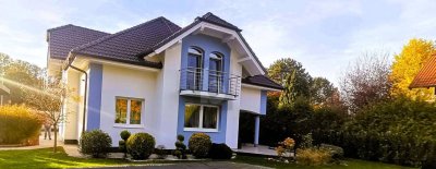 GROSSZÜGIGER FAMILIENHIT MIT GARTEN UND POOL