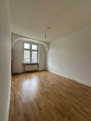 Neu renovierte schöne Altbau 2-Zimmer-Wohnung in zentraler Lage
