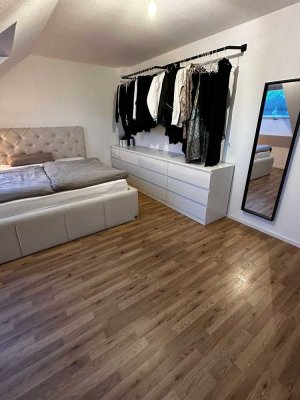 Helle und ruhige DG-Wohnung mit Balkon und Aussicht