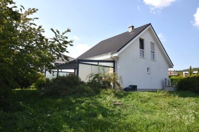 Modernes Einfamilienhaus mit Doppelgarage und großem Garten in ruhiger Lage!