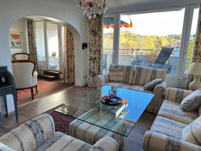 Penthaus-Wohnung m. Süd-Terrasse und Ausblick ins Grüne, Lift, bezugsfrei in zentraler Lage!