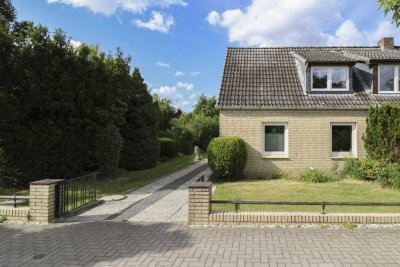 Überwiegend modernisierte Doppelhaushälfte mit tollem Grundstück in charmanter Lage von Pinneberg.