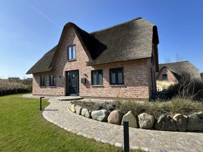 Tradition trifft Moderne und Luxus: Exklusives Reetdach-Haus mit Schleiblick und Bootsanleger