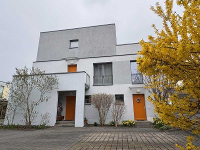 Schöne Aussichten für Eigennutzer! 3 Zimmer-Maisonette mit großer Dachterrasse und Pkw-Stellplatz!